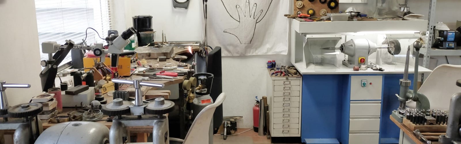 De werkplaats waar de reparaties en speciale opdrachten uitgevoerd worden De werkplaats waar de reparaties en speciale opdrachten uitgevoerd worden